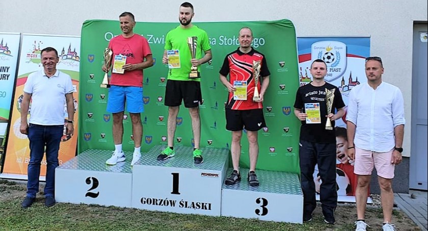 Wójt Jeżewa Maciej Rakowicz przywiózł dwa medale z mistrzostw Polski w tenisie stołowym