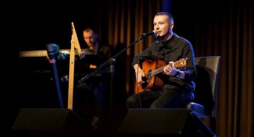 Sebastian Modliszewski i jego sposób na piosenkę. Młody artysta porusza słuchaczy szczerością