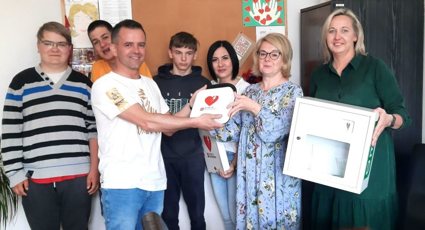 Defibrylator w Zespole Szkół Specjalnych nr 1 w Świeciu. W zbiórkę zaangażowali się uczniowie i sponsorzy