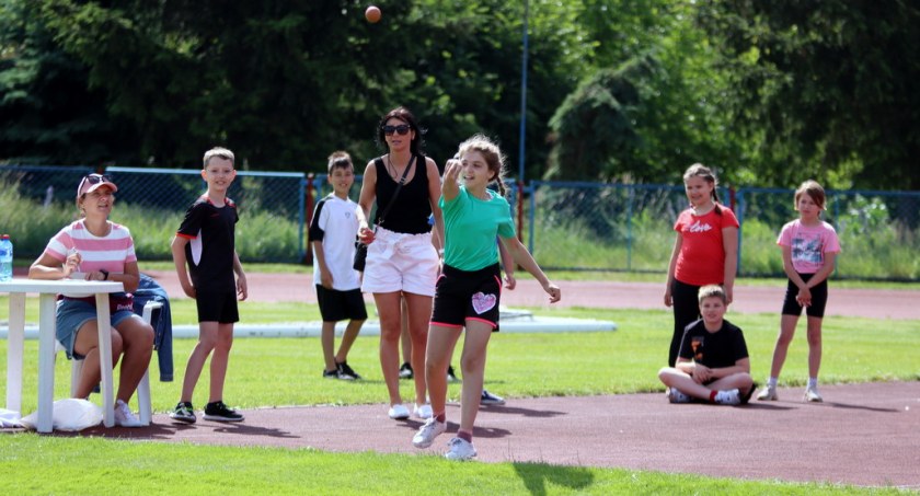 Trzecioklasiści z gminy Świecie polubili królową sportu [ZDJĘCIA]