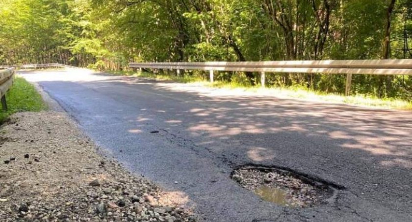Droga z Osia do Warlubia czeka na remont. - Wymaga pilnych napraw - denerwują się kierowcy