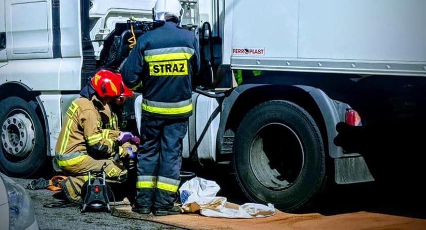 Zderzenie osobówki z ciężarówką. Rozszczelnił się zbiornik na paliwo [ZDJĘCIA]