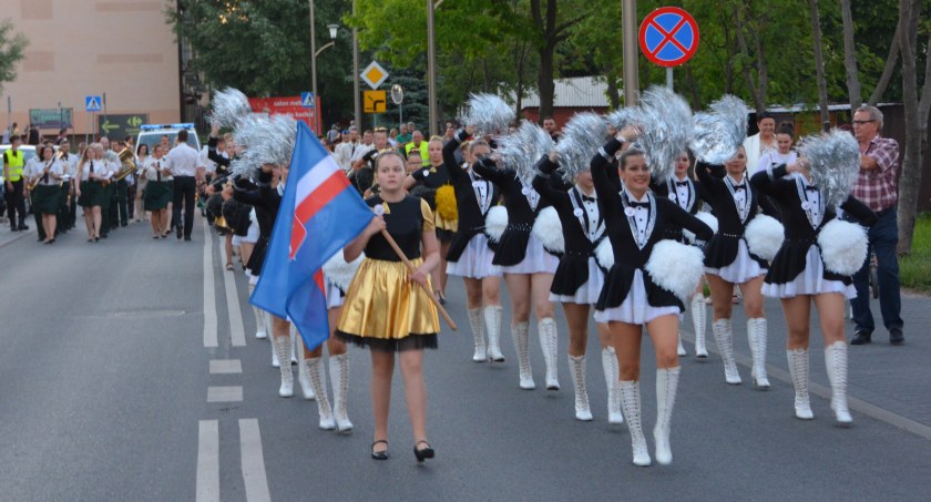 Rozpoczął się Festiwal Orkiestr Dętych. Przemarsz festiwalowych orkiestr dętych rozpoczął trzydniowe święto muzyki [ZDJĘCIA]