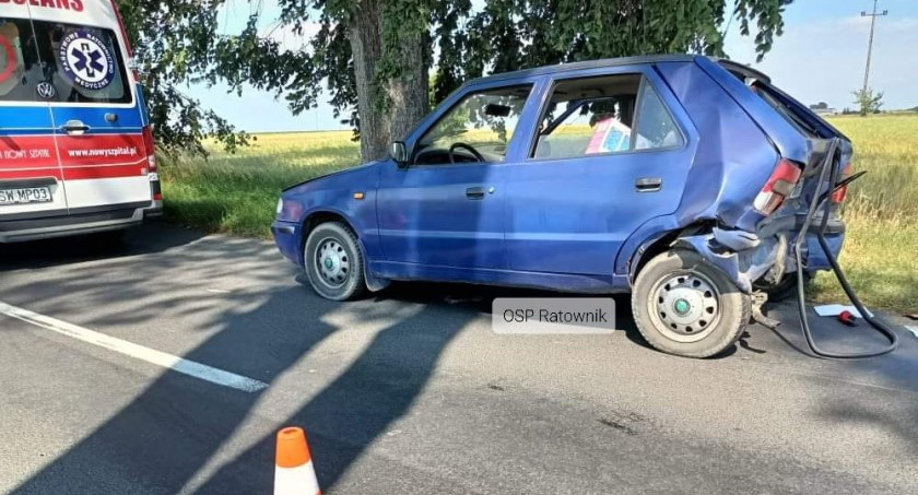 Golf najechał na tył skody. Wszyscy uczestnicy zdarzenia trafili do szpitala