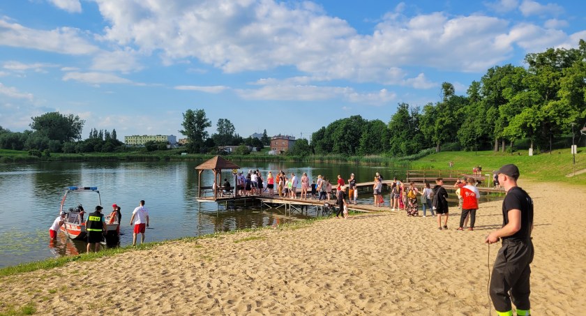 Ratownik będzie strzegł nowskiej plaży od lipca. Wiele osób postanowiło kąpać się w jeziorze już w czerwcu