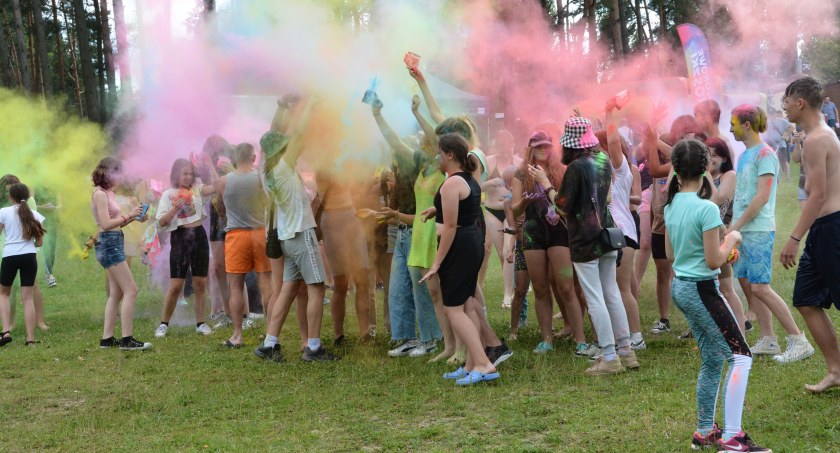 Święto Kolorów Holi ponownie w Decznie. Było głośno i kolorowo [ZDJĘCIA]