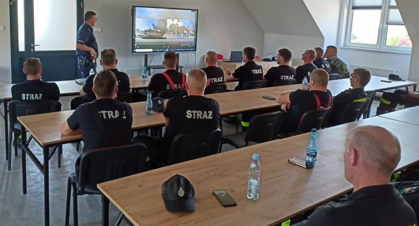 Policjant ze Świecia szkolił strażaków z powiatu. Chodziło o wypadki drogowe