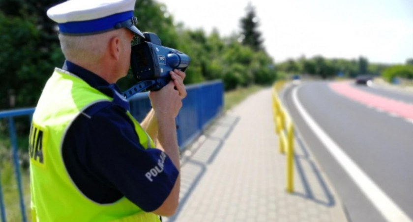 63-latek słono zapłacił za przekroczenie prędkości. Wpadł w ręce policjantów z grupy SPEED