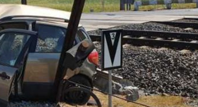 Auto uderzyło w słup ostrzegawczy i zatrzymało się na torowisku kolejowym. Kierowca trafił do szpitala 