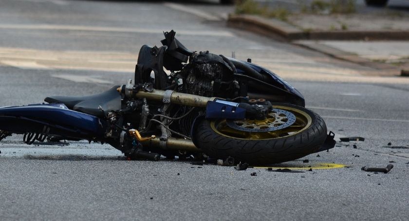 Zderzenie osobówki z motocyklem na drodze powiatowej. Dwie kobiety ranne