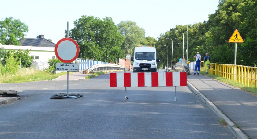 Wiadukt w Sulnówku już zamknięty dla samochodów. Wjechał tam ciężki sprzęt [ZDJĘCIA]