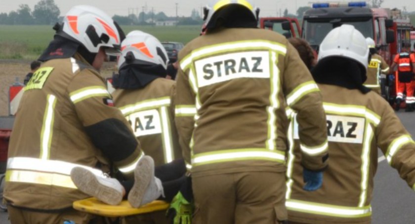 Deska wbiła się mężczyźnie w brzuch. Pierwsi pomocy udzielili mu strażacy