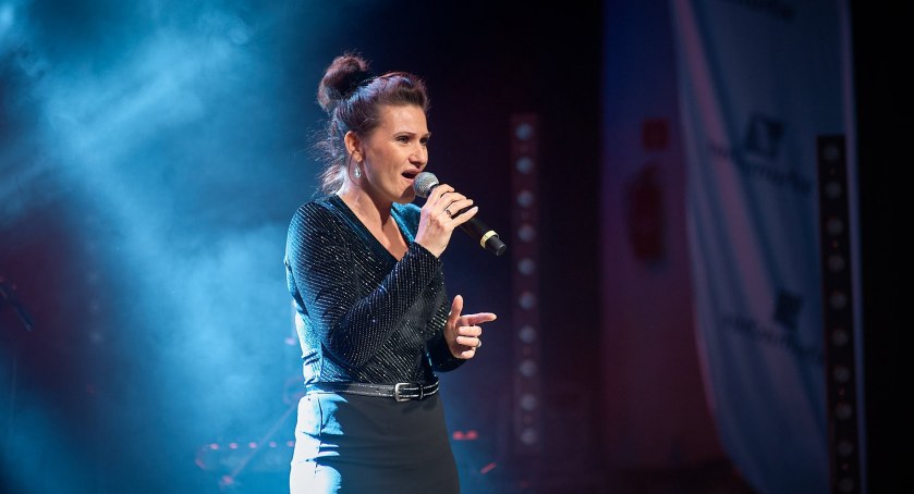 Jak przezwyciężyć strach i walczyć o marzenia? Adrianna Olędzka pomaga młodym ludziom zdobyć największe sceny