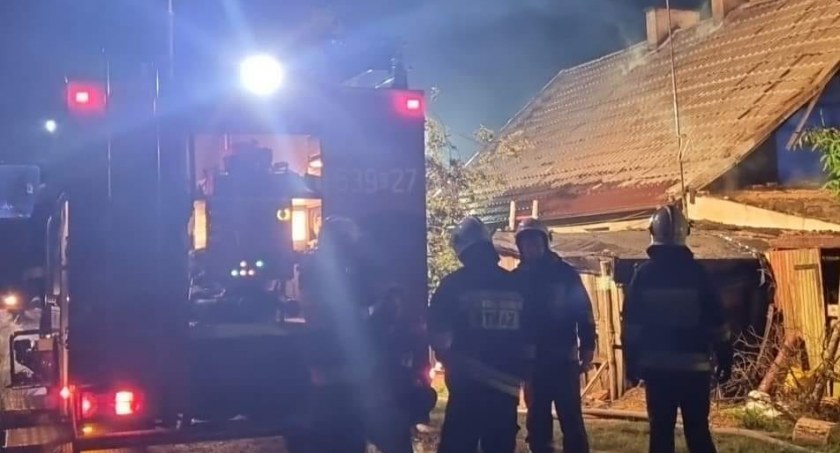 Duży pożar domu w powiecie świeckim. Z ogniem walczyło dziewięć zastępów straży pożarnej 