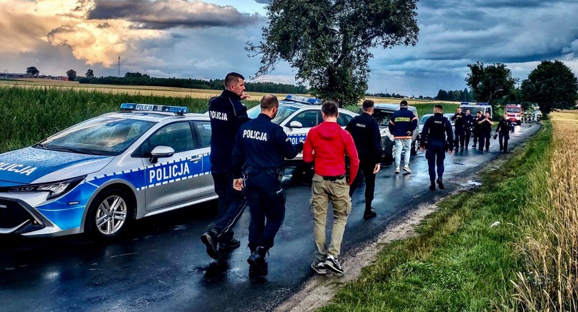 Kierowca, który uciekł z miejsca śmiertelnego wypadku usłyszał zarzuty. Przesłuchani zostali też pasażerowie