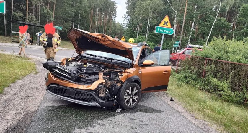 Zderzenie dwóch samochodów w gminie Lniano. Jedna osoba została zabrana do szpitala [AKTUALIZACJA]