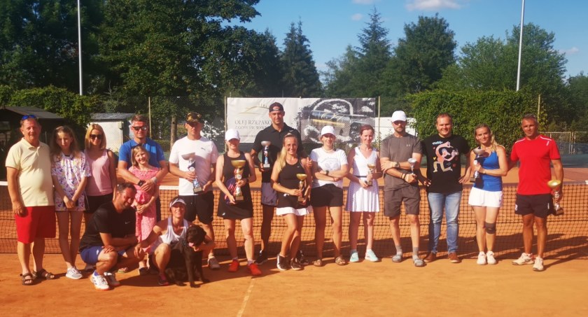 Tenisiści ziemni grali w miksta w Chełmnie. Świecianie na podium
