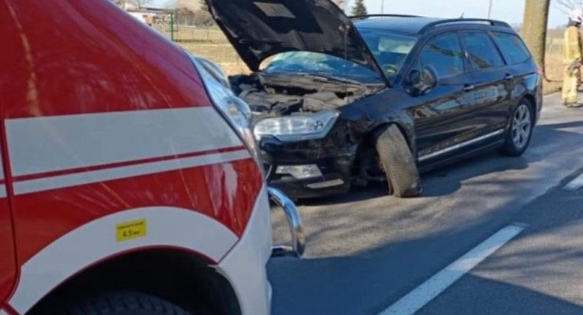 Kobieta trafiła do szpitala po kolizji osobówek. Właściciele aut odnotowali spore straty