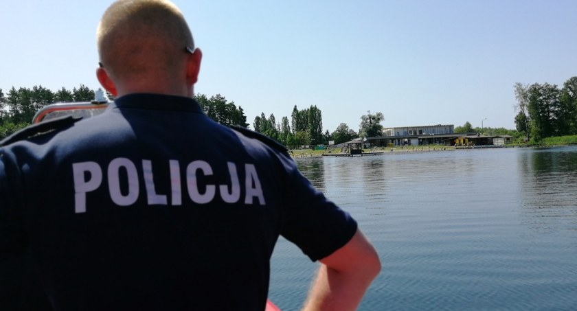 Wzmożone patrole na wodzie policjantów ze Świecia oraz funkcjonariuszy straży pożarnej. Cel to poprawa bezpieczeństwa