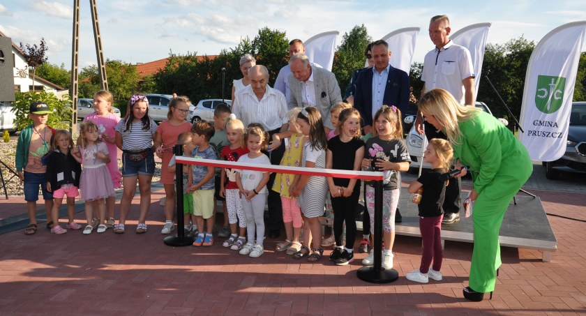 Centrum Pruszcza pięknieje. Z okazji otwarcia skweru zorganizowano imprezę [ZDJĘCIA] 