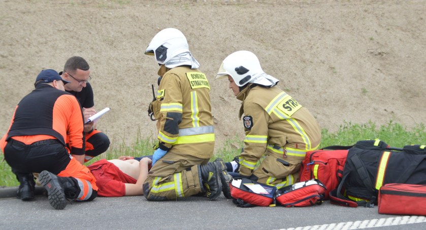 Wypadek na trasie Świecie - Tuchola. Trwa reanimacja kierowcy osobówki