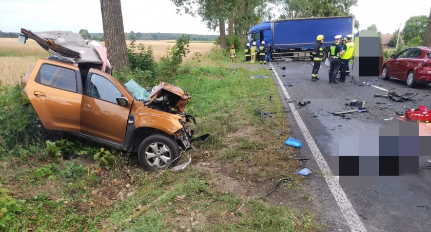 Kierowca daci nie żyje. Tragiczny finał czołowego zderzenia na drodze wojewódzkiej
