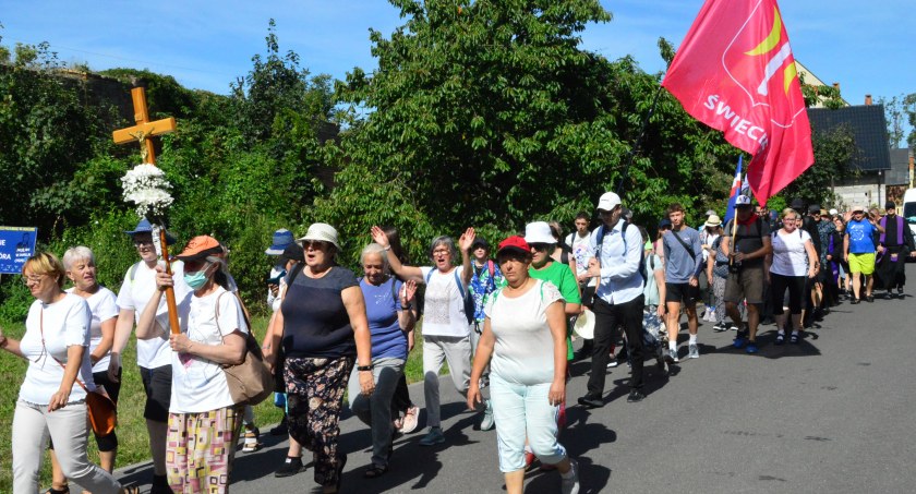 Pielgrzymi ze Świecia wyruszyli do Częstochowy. Dotrą tam 13 sierpnia [ZDJĘCIA]