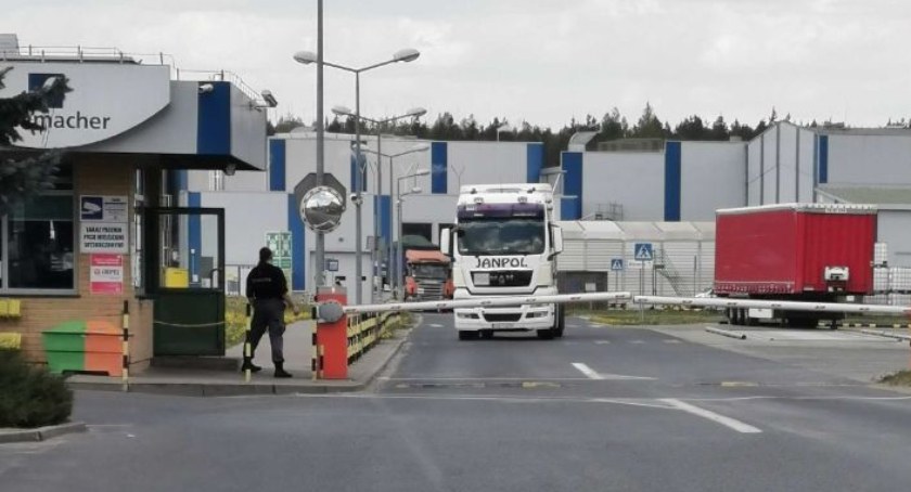 Schumacher w Polednie zmniejsza produkcję i zatrudnienie. Wprowadzane są też zmiany w systemie pracy