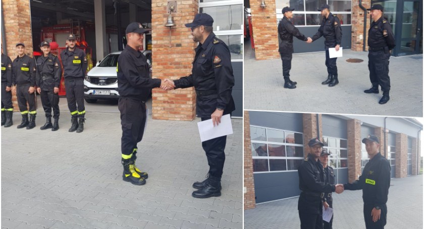 Uroczysta zmiana służby w JRG w Świeciu. Jeden ze strażaków odebrał nagrodę, inny mianowanie na wyższy stopień