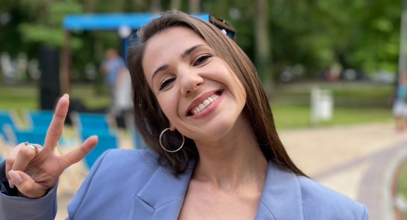 Julia Olędzka-Zienkowska śpiewa dla plażowiczów. Projekt Plaża z udziałem świecianki