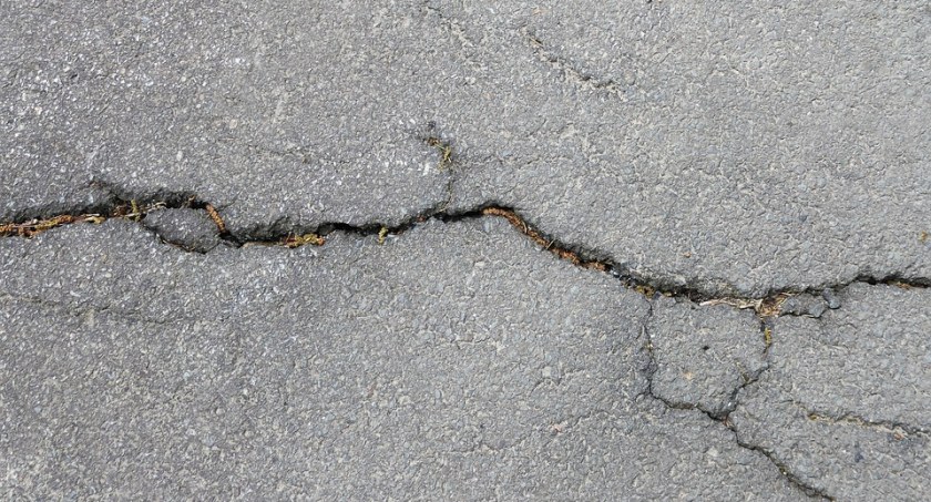 Droga w gminie Lniano popękała zaledwie rok po remoncie. Wójt wyjaśnia dlaczego