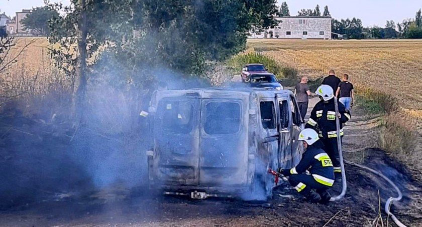 Bus renault stanął w płomieniach w gminie Nowe. Dym było widać z daleka