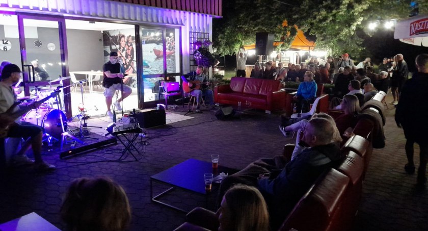 Tomato Band zagra w kawiarni O.W. Promyk w Tleniu. Nie zabraknie przebojów do wspólnego śpiewania i tańczenia