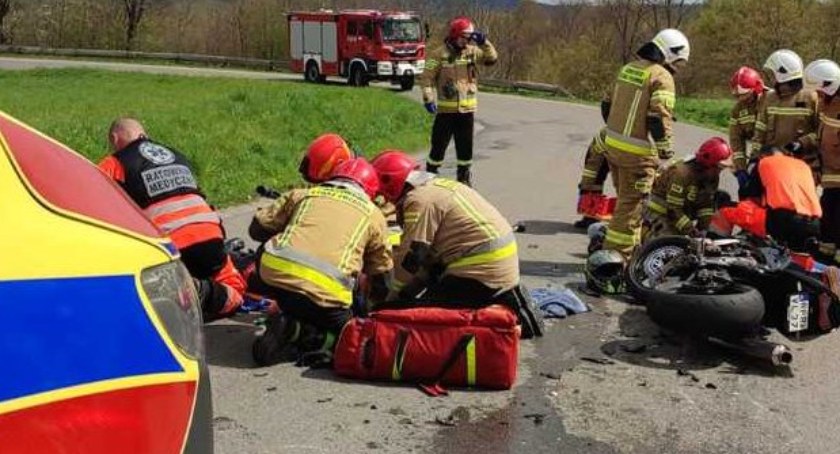 Seat uderzył w motocykl w Świeciu. Dwoje nastolatków trafiło do szpitala