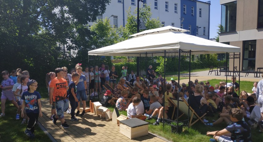 Zielony Piknik Rodzinny w bibliotece. Zobaczcie, jak zmieniła się placówka