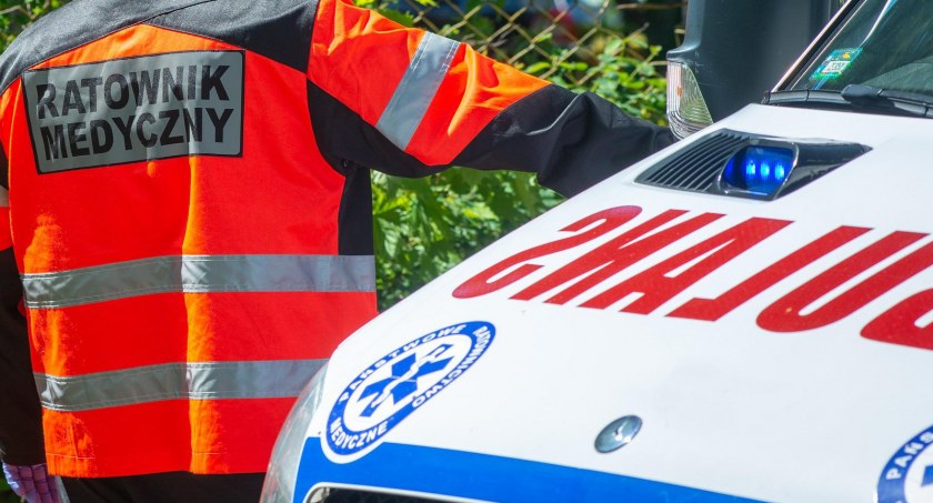 Auto osobowe uderzyło w drzewo. Dwie osoby zostały zabrane do szpitala