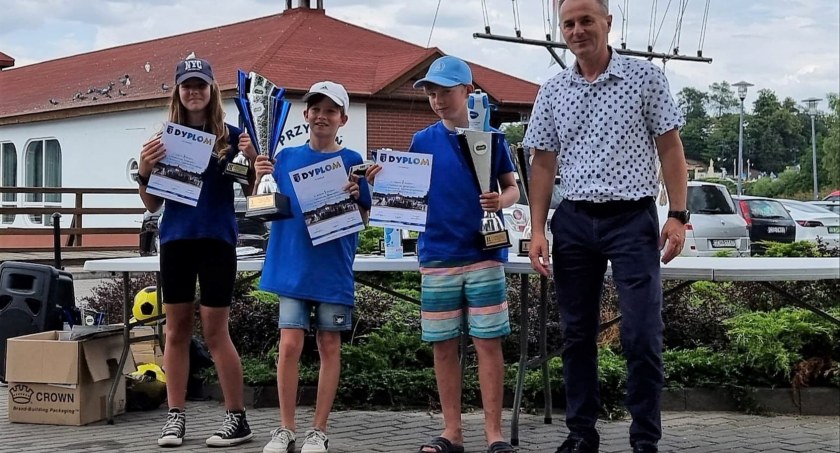 Młodzi żeglarze ze Świecia zdominowali regaty w Sępólnie Krajeńskim w klasie Optimist [ZDJĘCIA]