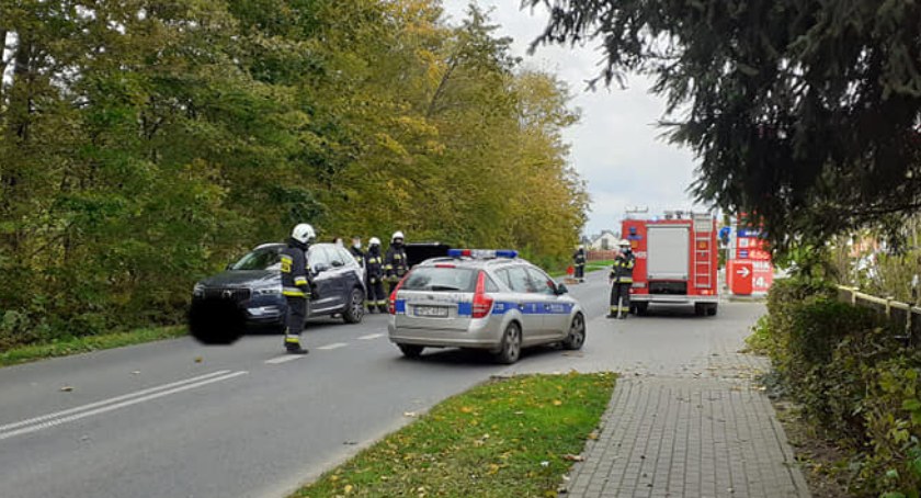 Zderzenie dwóch pojazdów w Zbrachlinie. W zdarzeniu brały udział trzy osoby