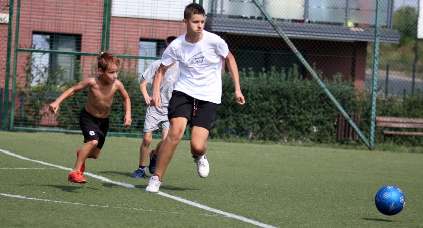 Wakacje na orlikach – czwartek ze sportem przy ul. Hallera [ZDJĘCIA]