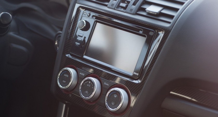 Czy radio w samochodzie wymaga opłaty abonamentowej? Mamy odpowiedź