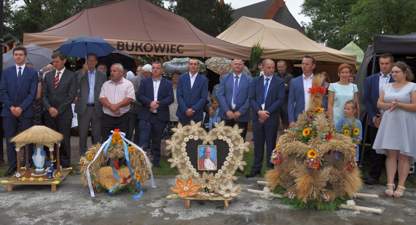 Rolnicy z Bukowca podziękowali za plony. Deszcz popsuł świętowanie [DUŻO ZDJĘĆ]