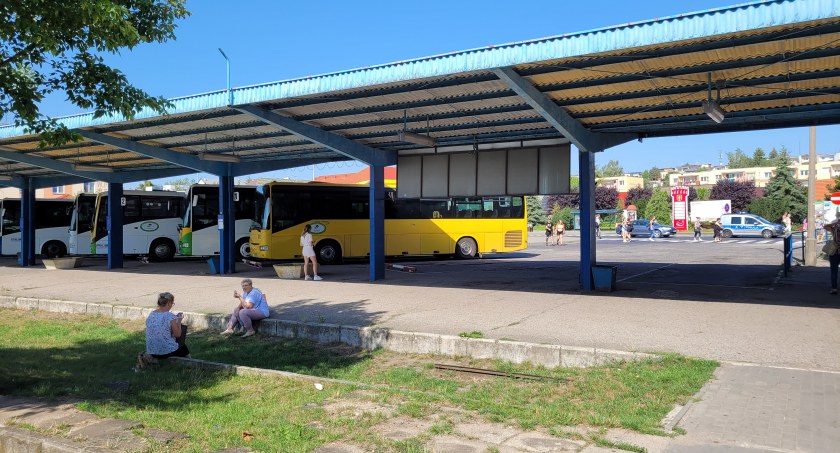 Ławki na dworzec PKS w Świeciu nie wróciły mimo obietnic. Pasażerowie się denerwują