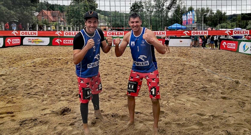 Tomasz Wołoszuk z Piotrem Ilewiczem grają w Orlen Mistrzostwa Polski w siatkówce plażowej