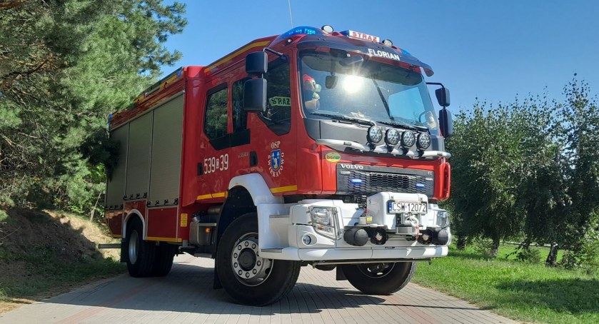 Strażacy wracając z biegu udzielali pomocy rowerzystce. 67-latka trafiła do szpitala
