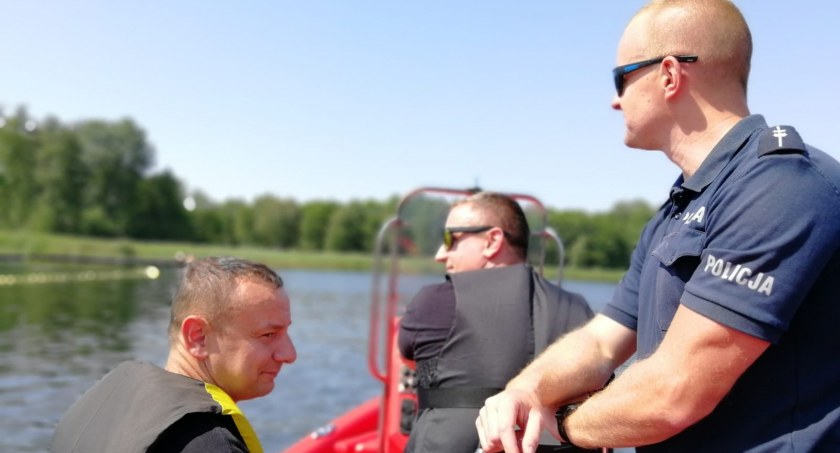 Ciało wyciągnięte z Wisły. W akcji brali udział strażacy z Nowego
