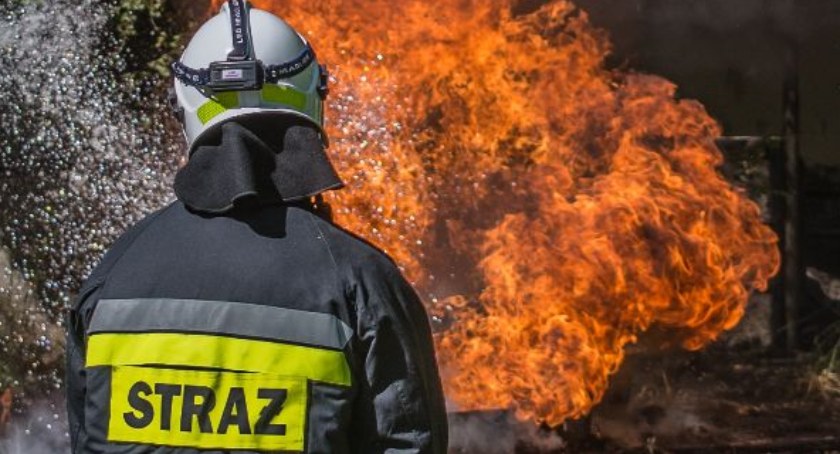 Pożar makulatury w Mondi. Na miejscu działały cztery zastępy straży