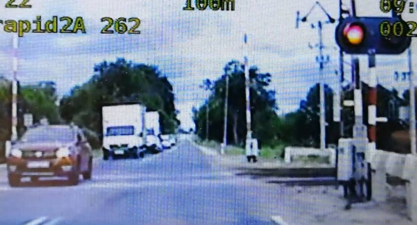 Wpadła w ręce policji, bo przejechała przez przejazd kolejowy na czerwonym. Była pijana