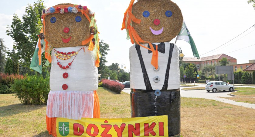 Witacz w Pruszczu ubierały Eko Babki. W przygotowanie dekoracji dożynkowej zaangażowało się wiele osób