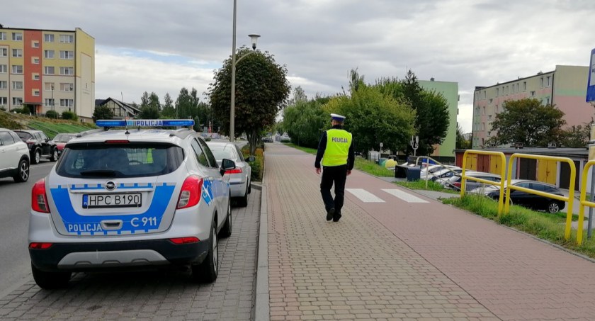 Radiowóz zatrzymał się przy pasach, a kierowca pojechał dalej. Dostał wysoki mandat