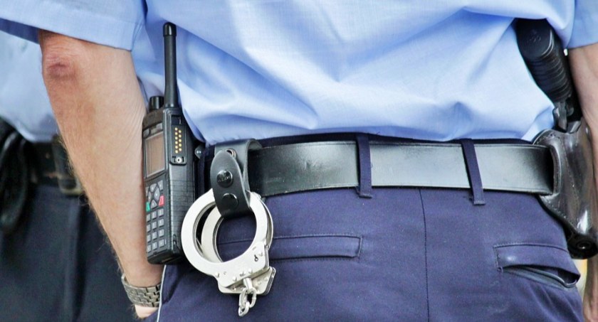 Mężczyzna obnaża się przed przechodniami. Szuka go policja